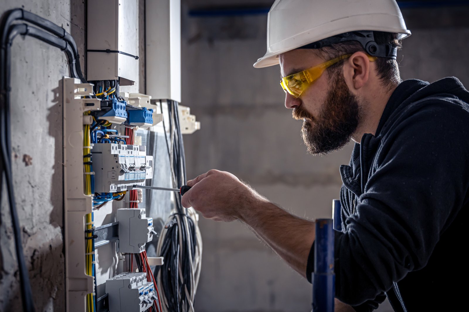 Electrician men